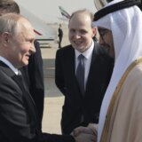 Uručen poziv predsedniku UAE: Putin u Abu Dabiju dočekan uz konjičku pratnju 6