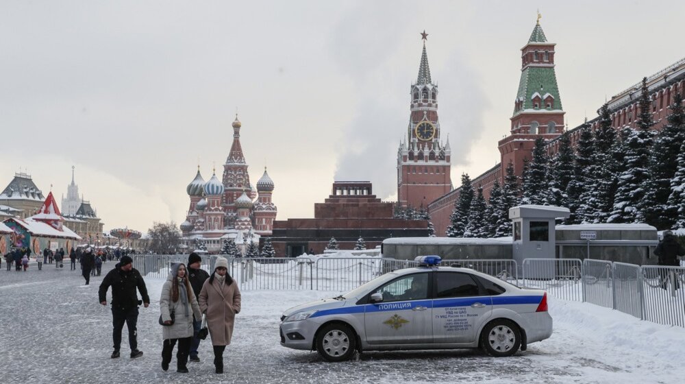The Moscow times: Crveni trg za Novu godinu ograđen metalnim barijerama i kontrolnim punktovima FSO, a atmosferu praznika na ulicama dopuniće policijske patrole 1