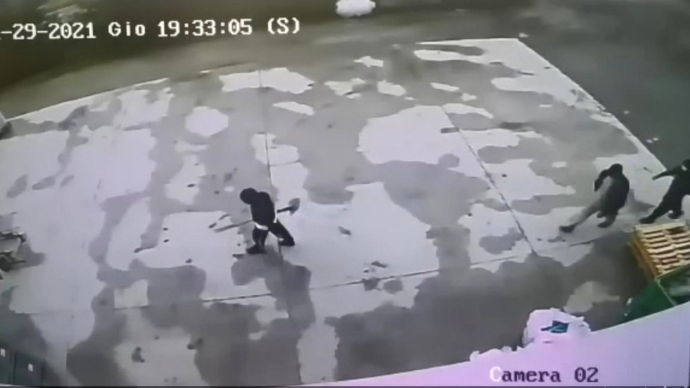 Italija: Doživotna robija za roditelje koji su ubili ćerku jer nije pristala na ugovoreni brak 2 Čovek sa lopatom