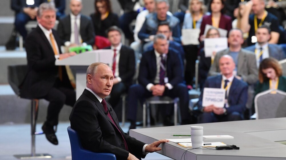 Makron prestao da zove Putina (VIDEO) 1