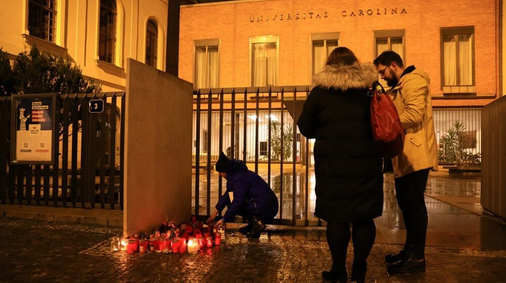 Građani Praga opraštaju se od ubijenih u masovnoj pucnjavi 1