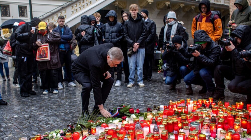Filozofski fakultet u Pragu otvorio vrata prvi put nakon masakra u kojem je ubijeno 14 osoba 1