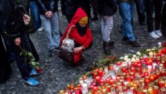 People pay respects a day after a shooting at Charles University in Prague Zagađenje vazduha, pucnjava u Pragu...: Ovo su fotografije koje su obeležile prethodnu nedelju 18