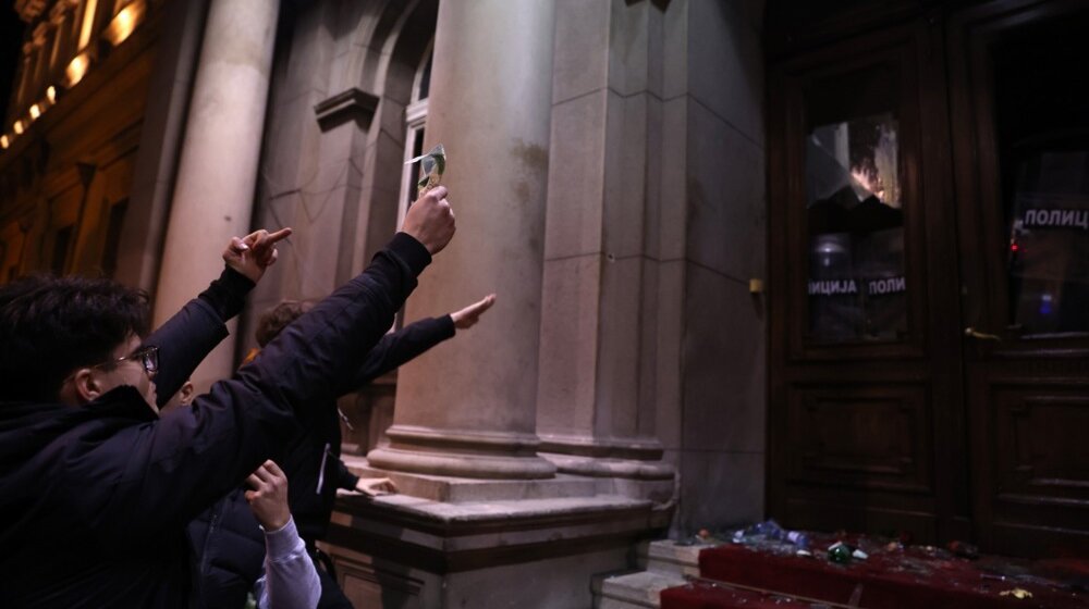 "Vučić učvrstio vlast u zemlji koja traži članstvo u EU dok istovremeno zadržava bliske veze s Rusijom": CNN o protestima ispred Skupštine grada 1