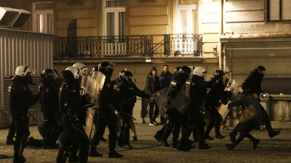 VJT: Sedmorica uhapšenih na protestu priznala krivična dela, predložen pritvor za 11 osoba 1