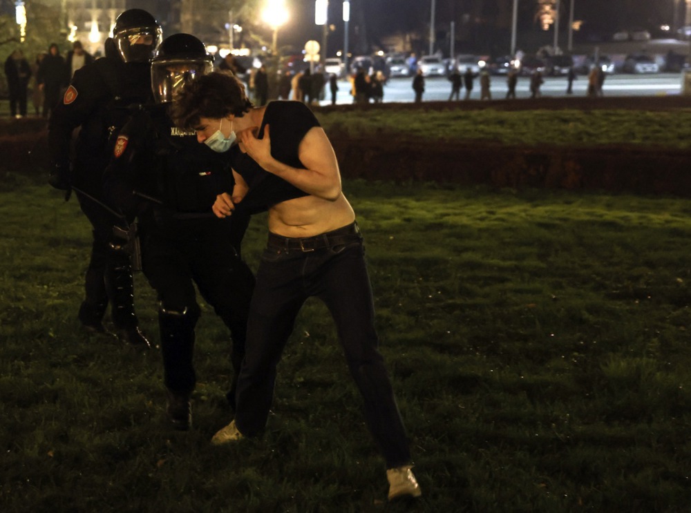 Prekomerna upotreba sile na protestu ispred Skupštine grada: Da li je vlast otela policiju od građana? 3