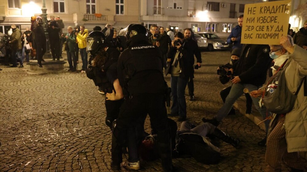 UNS: Isti žandarm nasrtao na fotoreportera Bete i snimatelja Al Džazire na protestu 24. decembra 1