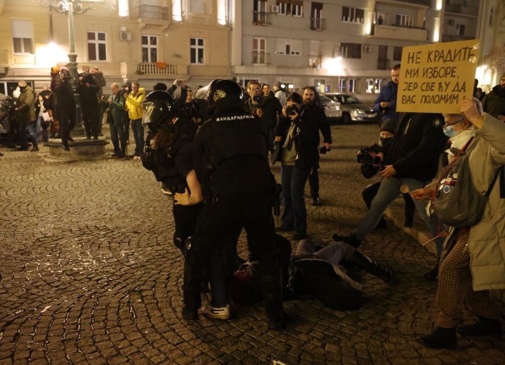Prekomerna upotreba sile na protestu ispred Skupštine grada: Da li je vlast otela policiju od građana? 2