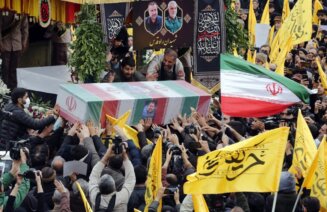 Iran: Hiljade ljudi prisustvuje sahrani ubijenom komandantu Revolucionarne garde (FOTO) 2