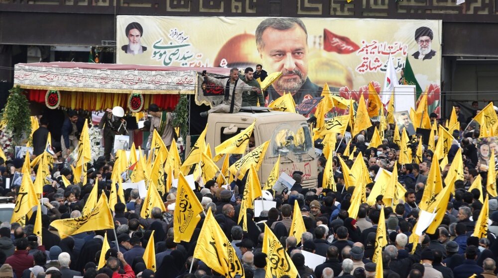 Iran: Hiljade ljudi prisustvuje sahrani ubijenom komandantu Revolucionarne garde (FOTO) 1