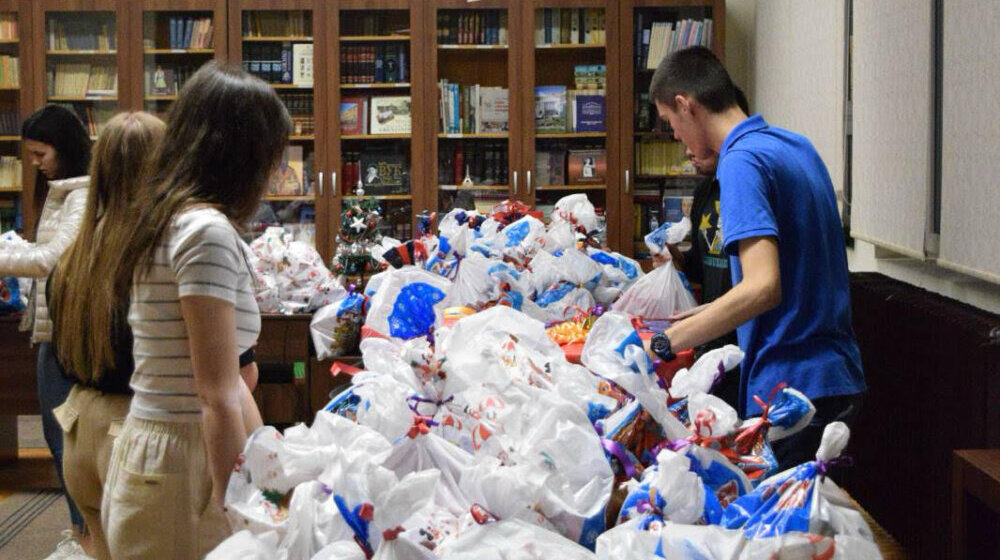 Učenici 12. beogradske gimnazije poklonili paketiće deci bez roditeljskog staranja 1