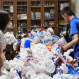 Učenici 12. beogradske gimnazije poklonili paketiće deci bez roditeljskog staranja 1