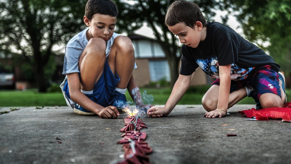 Srbija: Da li je moguće smanjiti broj incidenata sa pirotehnikom 3 Dva dečaka pale petarde