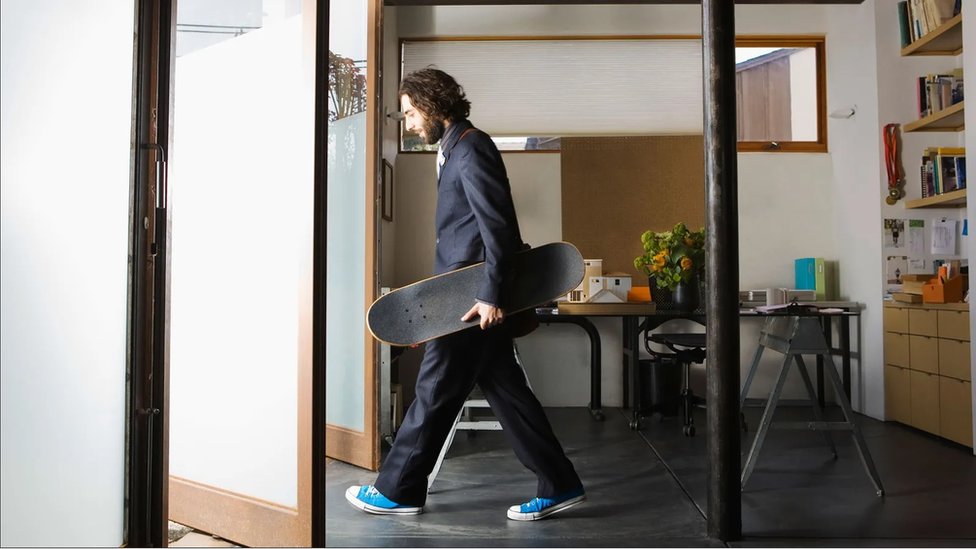 Mladi i Srbija: Odrastanje, samoća i briga za posao - najveći strahovi 1 Čovek sa skejtom