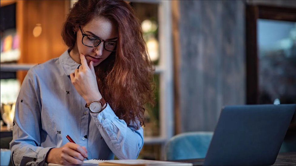 Mladi i Srbija: Odrastanje, samoća i briga za posao - najveći strahovi 4 Žena za kompjuterom