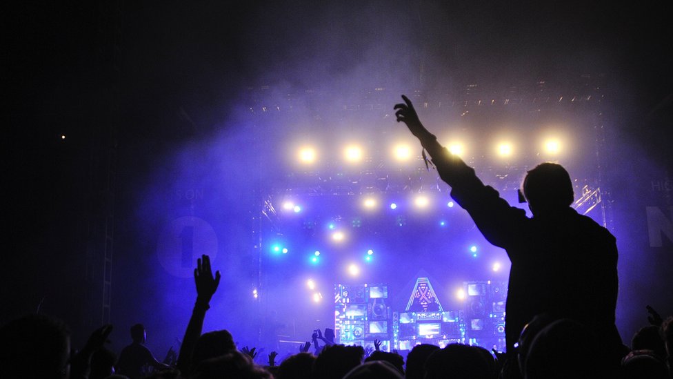 Srbija: Elektronska muzika, muzika kojoj su se mladi prepuštali na plesnom podijumu 1 Rejv, elektronska muzika