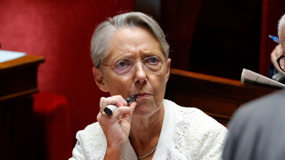 Zdravlje: Francuska bi da zakonom zabrani jednokratne elektronske cigarete 2 French Prime Minister Élisabeth Borne gestures with her electronic cigarette during a session of questions to the government at The National Assembly in Paris on 18 July 2023