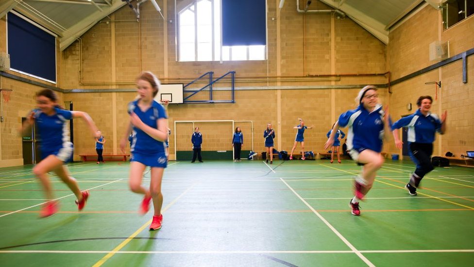 Sport i žene: Zašto je važno igrati kao devojčica 1 Devojčice na času fizičkog