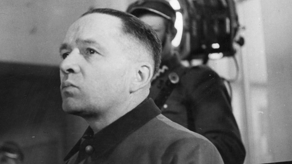 Drugi svetski rat: Kako je obućar iz Velike Britanije uhvatio komandanta Aušvica 9 Hes je osuđen na smrt posle suđenja u Poljskoj