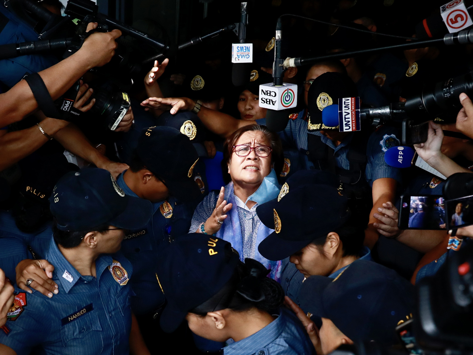 2023. godina u fotografijama: Zemljotresi, ratovi, protesti, vulkani - neverovatni kadrovi iz celog sveta 25 Former senator Leila De Lima (C) reacts after attending a court hearing in Muntinlupa city, Metro Manila, Philippines, 13 November 2023.