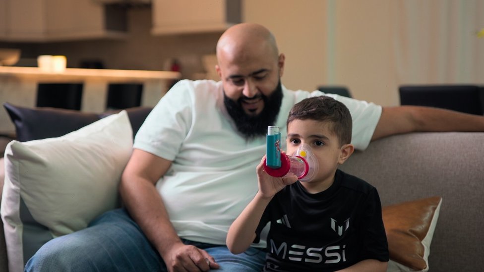 Zaštita životne sredine: BBC istraživanje pokazuje da otrovni gas ugrožava milione na Bliskom istoku 4 Jassem sits next to his dad Abdulrahman Alameeri with his inhaler