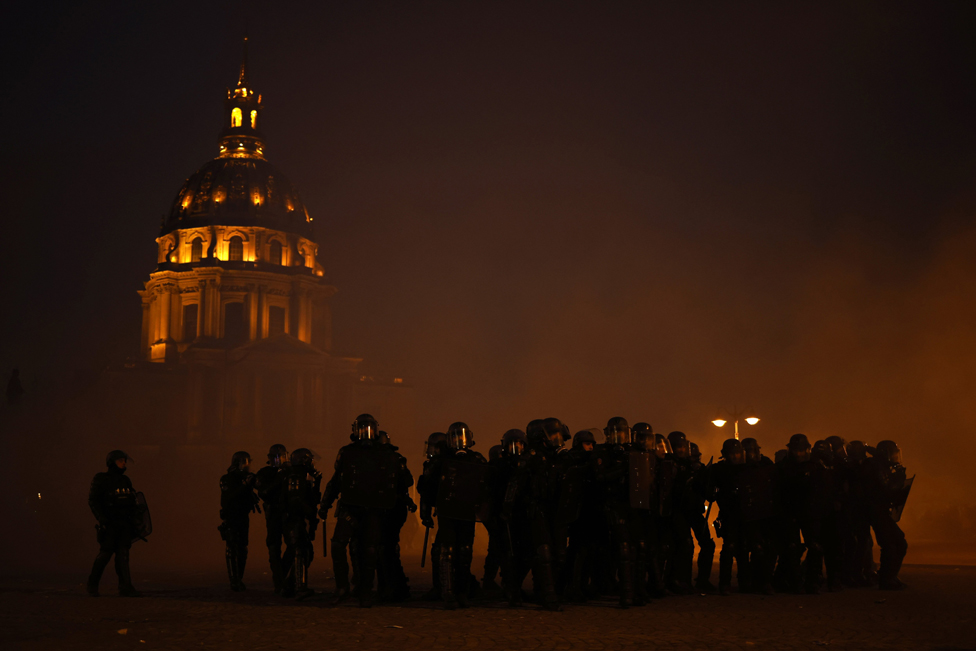 2023. godina u fotografijama: Zemljotresi, ratovi, protesti, vulkani - neverovatni kadrovi iz celog sveta 2 French riot police during clashes as thousands of protesters take part in a demonstration against the government's reform of the pension system, in Paris, France, 31 January 2023.