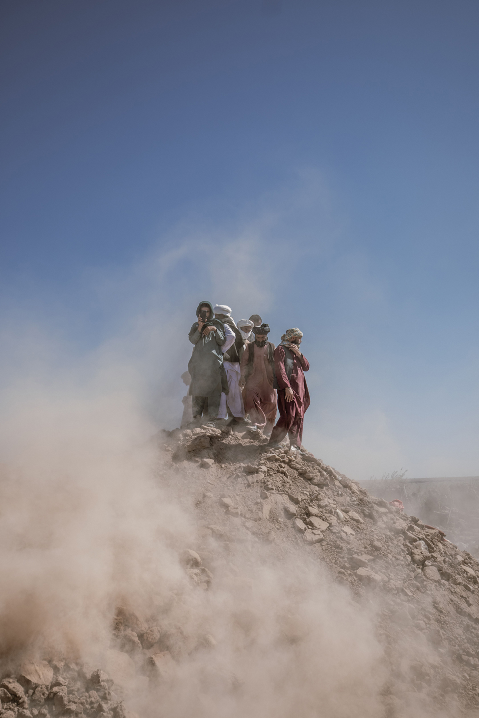 2023. godina u fotografijama: Zemljotresi, ratovi, protesti, vulkani - neverovatni kadrovi iz celog sveta 19 In the wake of the powerful 6.3 magnitude earthquake that struck Herat, a group of Afghans congregates on a mound of rubble, their gaze fixed on the scene as they assess the disaster's impact. 10 October 2023