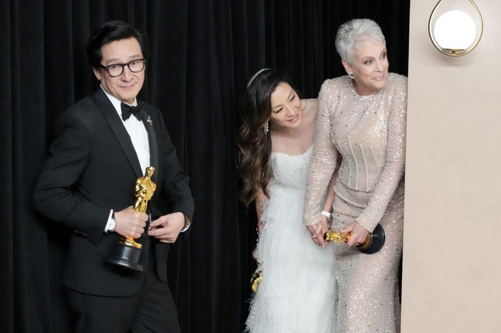 2023. godina u fotografijama: Zemljotresi, ratovi, protesti, vulkani - neverovatni kadrovi iz celog sveta 4 Ke Huy Quan, winner of the Best Actor In A Supporting Role award, Michelle Yeoh, winner of the Best Actress in a Leading Role award and Jamie Lee Curtis, winner of the Best Supporting Actress award for "Everything Everywhere All at Once" pose in the press room at the 95th Annual Academy Awards at Ovation Hollywood on March 12, 2023 in Hollywood, California.