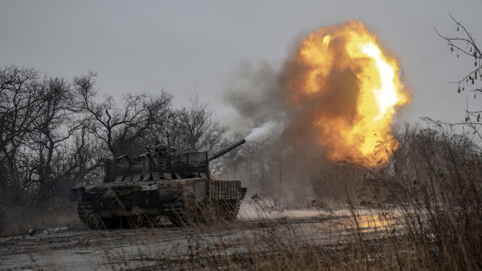 Ushtarët ukrainas qëllojnë objektivat ruse pranë Avdiivka