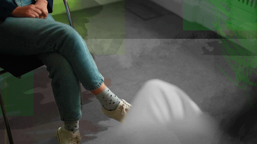 Fudbal i Velika Britanija: U klubovima Premijer lige i dalje nastupaju igrači optuženi za seksualno zlostavljanje 3 Fotografija ženskih nogu i ruku