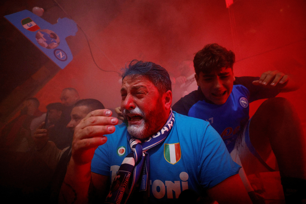 2023. godina u fotografijama: Zemljotresi, ratovi, protesti, vulkani - neverovatni kadrovi iz celog sveta 9 Napoli fans celebrate winning the Serie A - Naples, Italy - May 4, 2023