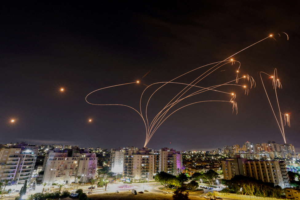 2023. godina u fotografijama: Zemljotresi, ratovi, protesti, vulkani - neverovatni kadrovi iz celog sveta 22 Israel's Iron Dome anti-missile system intercepts rockets launched from the Gaza Strip, as seen from the city of Ashkelon, Israel, October 9, 2023.