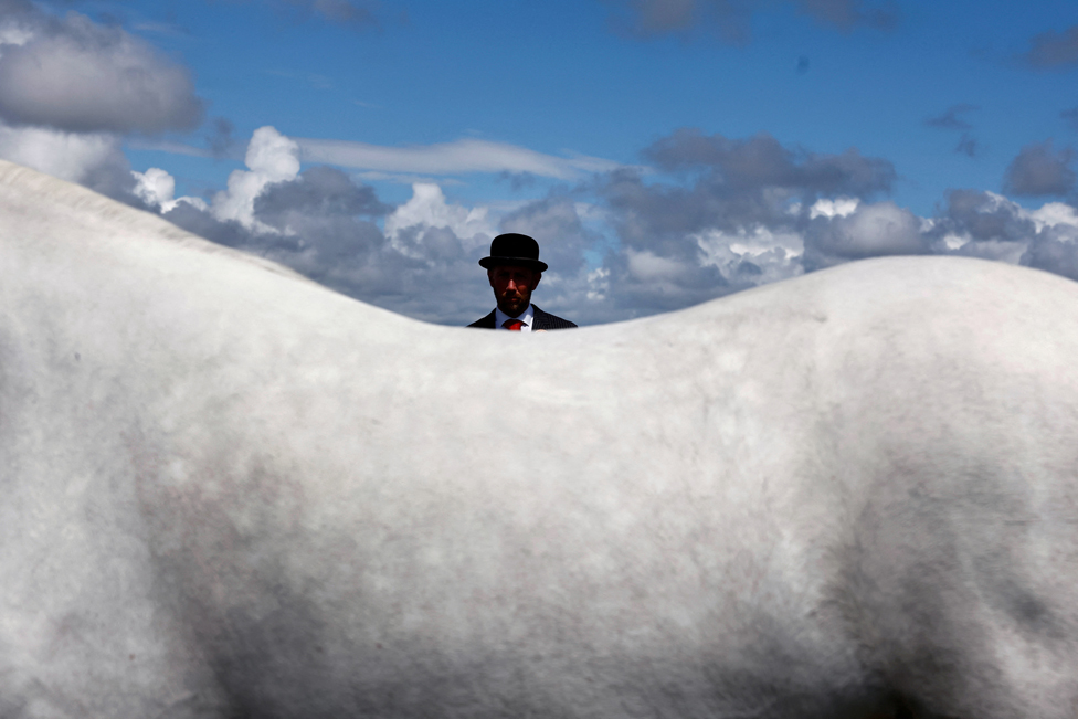 2023. godina u fotografijama: Zemljotresi, ratovi, protesti, vulkani - neverovatni kadrovi iz celog sveta 14 Judge Vincent Holian looks on during the yearling filly class at the Roundstone Connemara Pony Show, in the County Galway village of Roundstone, Ireland, July 9, 2023.