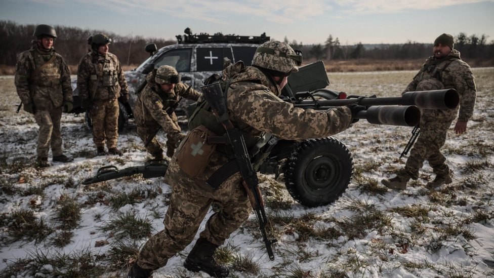 Ukrainian troops set up an anti-aircraft gun near Kyiv