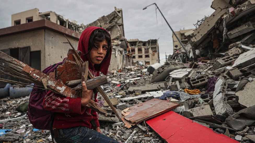 Dete stoji okruženo uništenim zgradama u Gazi