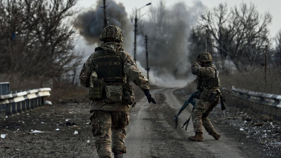 Rusija i Ukrajina: Brutalna bitka na obali reke Dnjepar - ukrajinski vojnik za BBC o „paklu" na prvoj liniji fronta 1 Ukrainian soldiers run in the Donbas region, February 2023