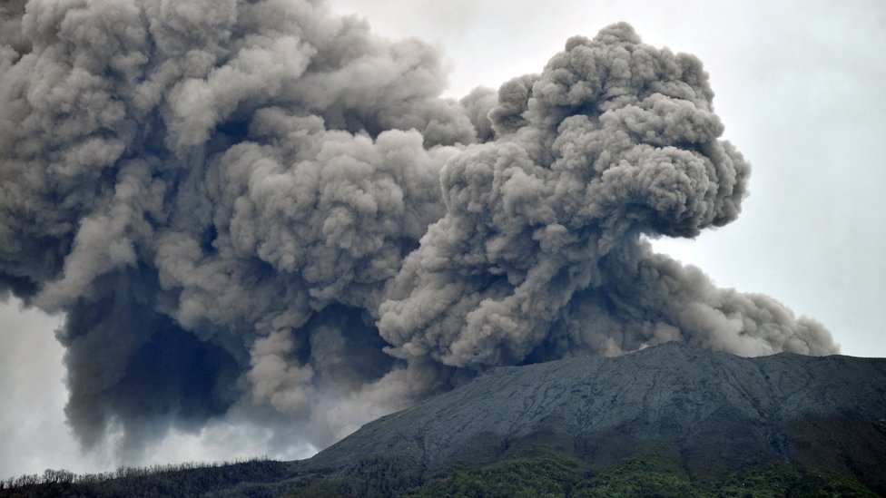Indonezija: U erupciji vulkana na planini Marapi poginulo 22 ljudi, još 10 nestalih 3 Mount Marapi volcano spews volcanic ash as seen from Nagari Batu Palano in Agam, West Sumatra province, Indonesia, 4 December 2023
