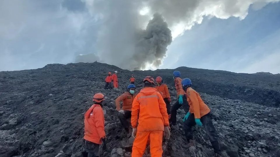 Indonezija: U erupciji vulkana na planini Marapi poginulo 23 planinara 1 Mount Marapi search and rescue
