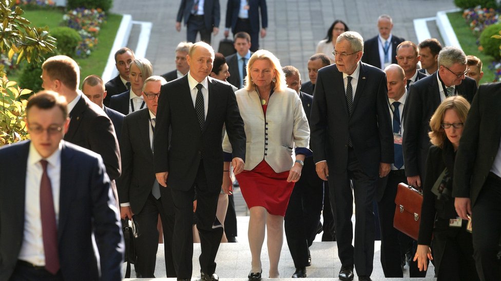 Karin Knajsl, bivša austrijska ministarka koja se divi Putinu i sada živi u Rusiji 3 Putin and Kneissl attend Sochi summit 2019