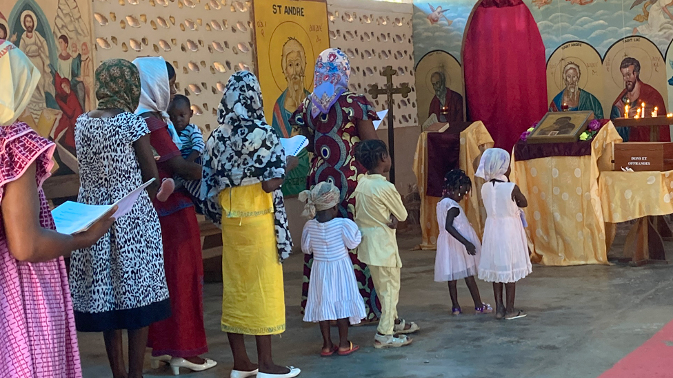 Rusija i Afrika: Zašto Vagner osvaja srca u Centralnoafričkoj Republici 3 The congregation at Saint-André-Apôtre Russian Orthodox Church in Bangui, CAR