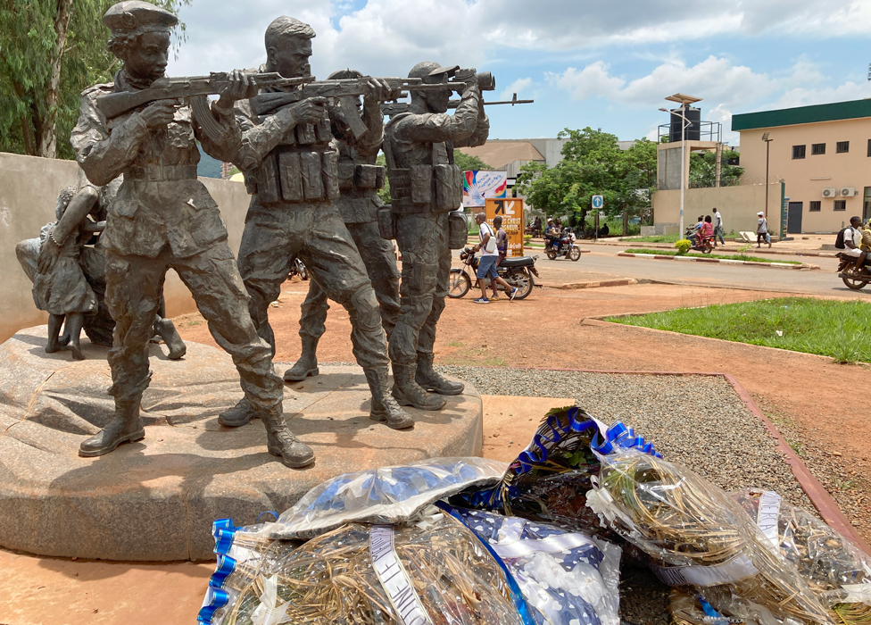 Rusija i Afrika: Zašto Vagner osvaja srca u Centralnoafričkoj Republici 4 Statue of Russian troops in Bangui, Central Africa Republic with floral tributes