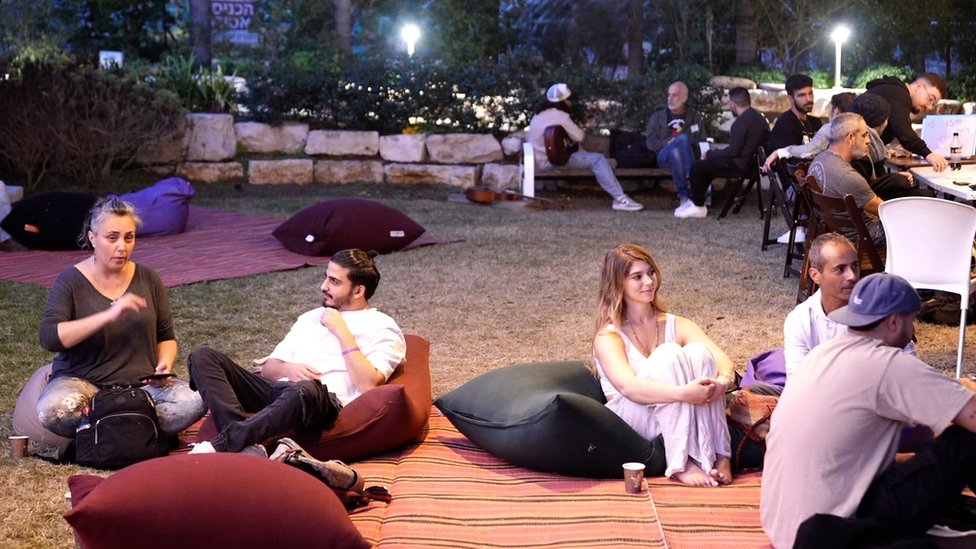 Izrael i Palestinci: Preživeli sa muzičkog festivala o traumama zbog napada Hamasa 3 Survivors of Hamas's attack on the Nova festival talk at a therapy centre set up in Rishpon, in central Israel