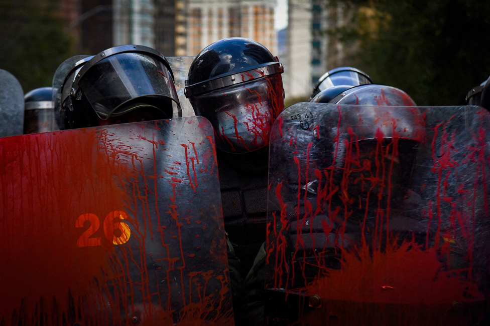 2023. godina u fotografijama: Zemljotresi, ratovi, protesti, vulkani - neverovatni kadrovi iz celog sveta 7 Police officers stand guard with their shields covered in red paint during a protest held by teachers against a new curriculum established by Bolivia's Ministry of Education, in La Paz, Bolivia, April 10, 2023.