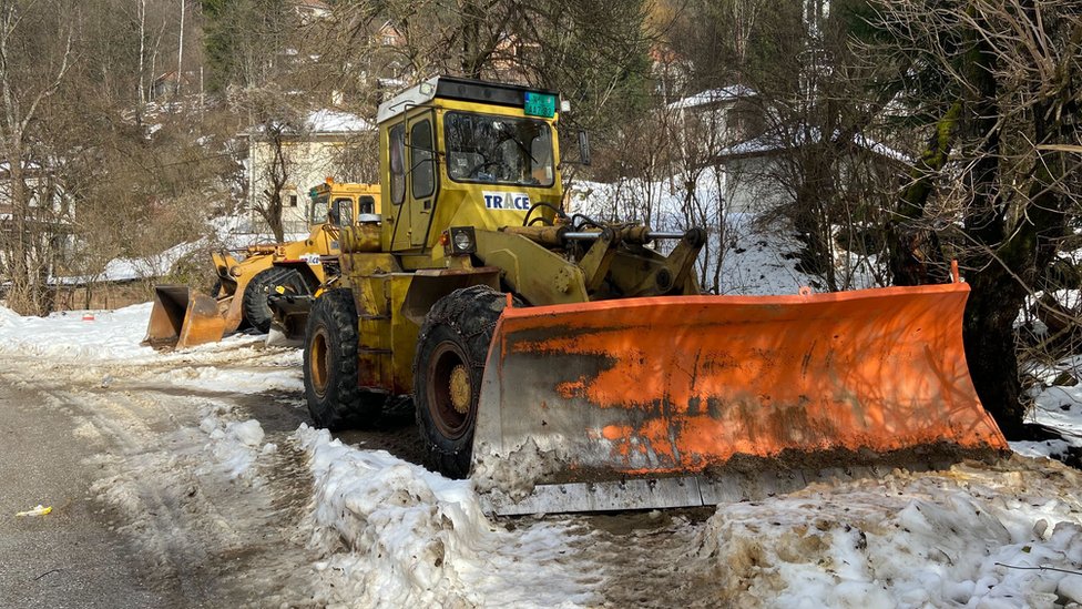Izbori u Srbiji 2023: Kako na glasanje u maloj Crnoj Travi utiču starost, odlasci i voćna torta 19 Bageri
