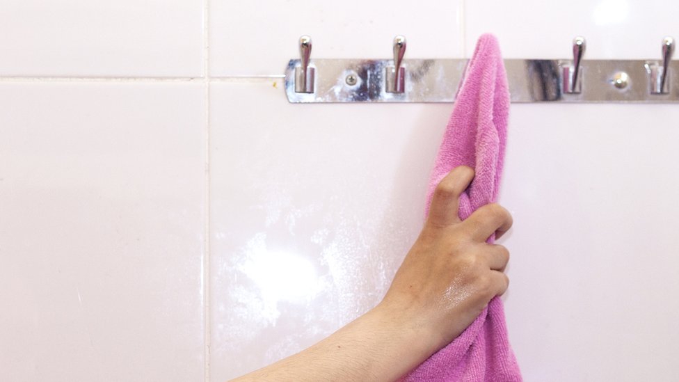 Kontroverzni čiviluk sa špijunskom kamerom prodaje se na Amazonu 1 A stock image of a woman reaching for a towel