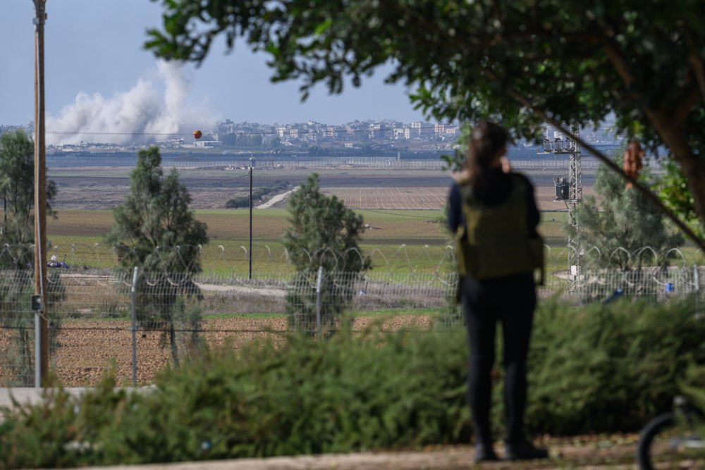 Izrael i Palestinci: Status kvo više ne postoji. Budućnost je haotična i opasna 1 The great aunt of a recently-released hostage stands in a garden while looking out to Gaza in the distance with smoke rising from Israeli shelling, in southern Israel on 6 December.