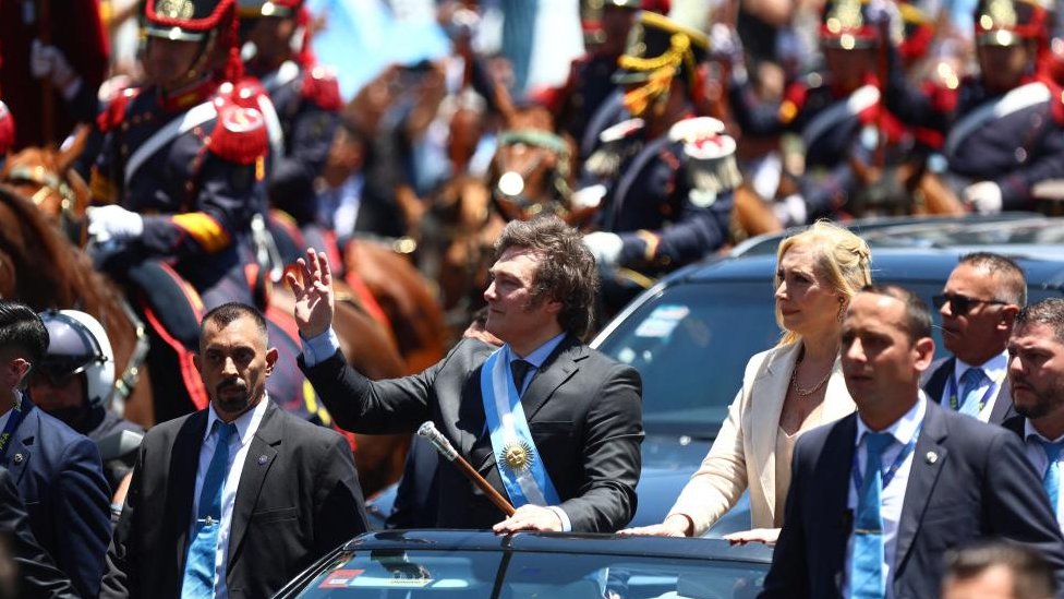 Argentina i politika: Novi predsednik Havijer Milei poručio naciji da se spremi za „ekonomsku šok terapiju" 2 Javier Milei in a car as part of a procession