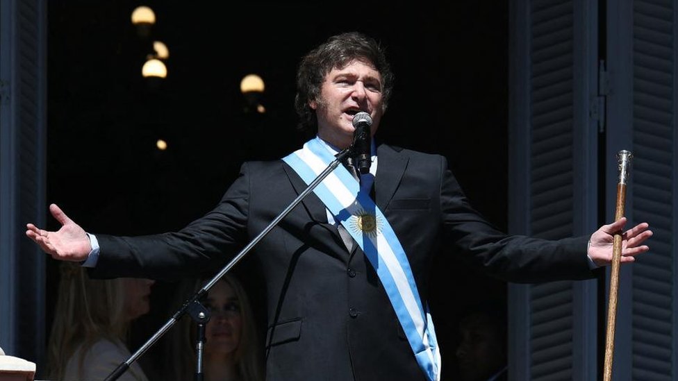 Argentina i politika: Novi predsednik Havijer Milei poručio naciji da se spremi za „ekonomsku šok terapiju" 3 Javier Milei giving a speech