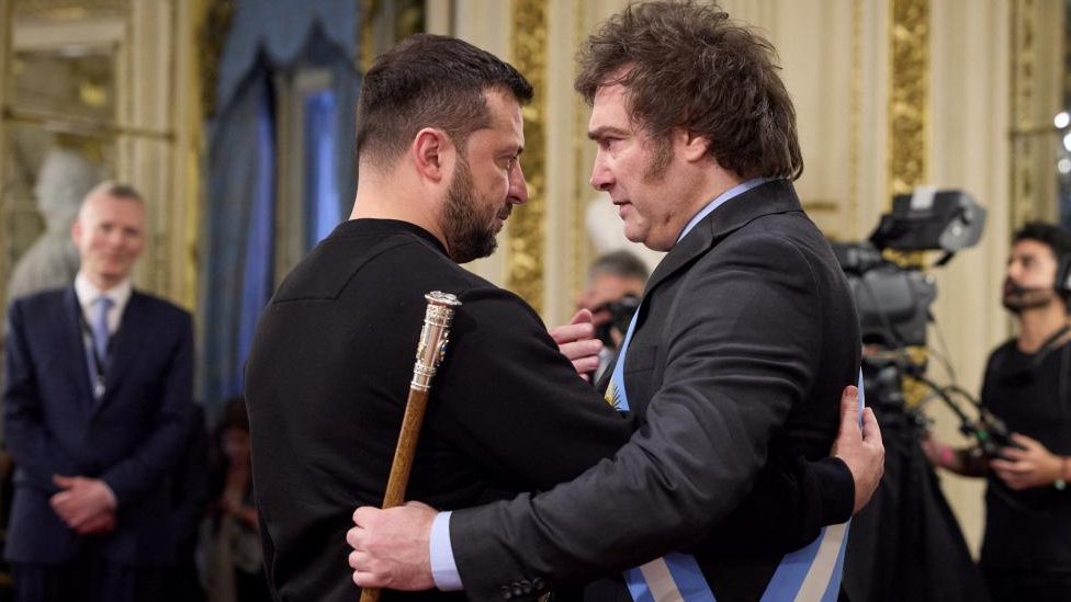 Argentina i politika: Novi predsednik Havijer Milei poručio naciji da se spremi za „ekonomsku šok terapiju" 4 Zelenski i Milei