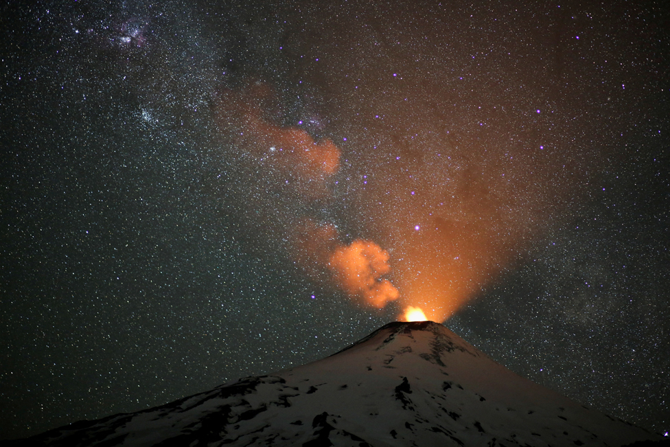 2023. godina u fotografijama: Zemljotresi, ratovi, protesti, vulkani - neverovatni kadrovi iz celog sveta 27 Plumes of smoke rise from the snow covered volcano Villarrica, in Pucon, Chile. December 7, 2023.